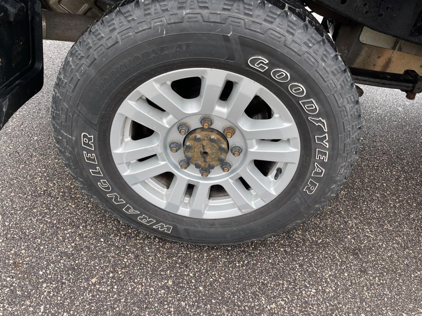 2017 Black /Gray Ford F-250 SD XLT Reg Cab 4WD (1FTBF2B69HE) with an 6.2L V8 OHV 16V FFV engine, 6-Speed Automatic transmission, located at 11115 Chardon Rd. , Chardon, OH, 44024, (440) 214-9705, 41.580246, -81.241943 - This 2017 Ford F-250 XLT Reg Cab is a capable heavy-duty truck equipped with a powerful 6.2L V8 engine, paired with a 6-speed automatic transmission and 3.73 gearing. It features daytime running lights, dusk-sensing headlights, a backup camera, backup sensors, and a snow plow package. This truck boa - Photo#6
